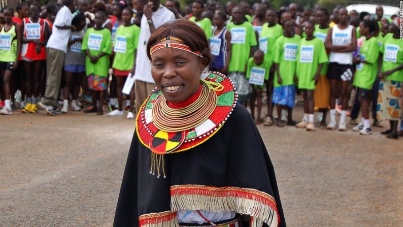 Las mujeres detrás del equipo — Durante muchos años la corredora de maratones Tegla Loroupe ha trabajado junto a los atletas por la paz en África. Cinco de los deportistas del equipo de refugiados son de Sudán del Sur que son parte de su centro de entrenamiento. Loroupe es la jefe de misión del equipo de refugiados.