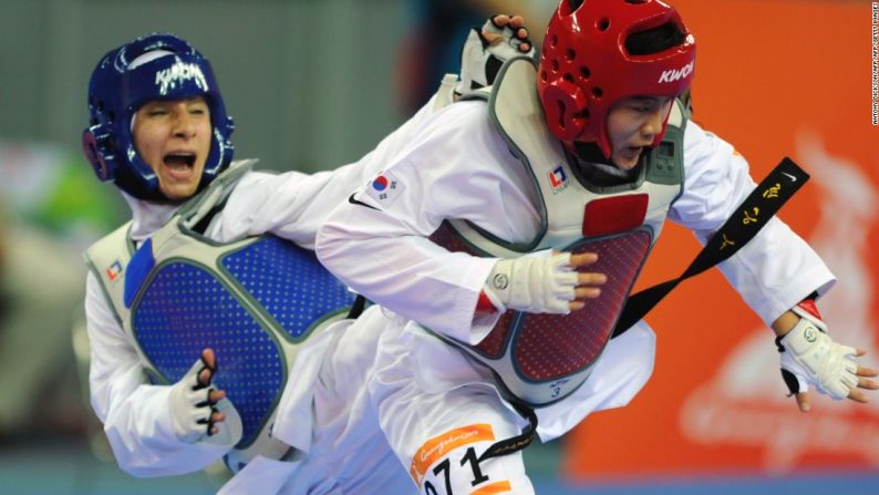 Más allá del equipo — Raheleh Asemani, exatleta de taekwondo de Irán (de azul), estaba en la lista para hacer parte del equipo de los refugiados, pero ahora en Río compite por Bélgica luego de que le otorgaran la ciudadanía.