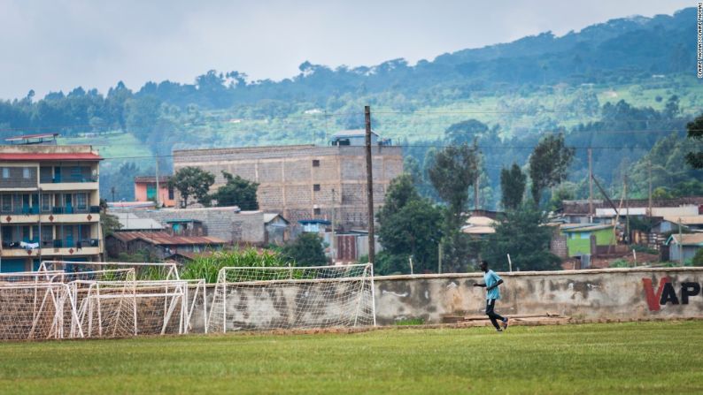 James Nyang Chiengjiek, Sudán del Sur, atletismo, prueba de 400 metros — A sus 13 años Chiengjiek dejó su país de origen y logró escaparse del destino de muchos niños allí: ser un soldado a corta edad. El joven logró llegar al campo de refugiados Kakuma en Kenia, capitalizando rápidamente sus talentos en el atletismo a pesar de la falta de instalaciones de primera clase.