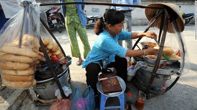 Ho Chi Minh, Vietnam — Algunos de los mejores sándwiches banh min, uno de los productos de exportación de este país, pueden ser encontrados en las calles de Ho Chi Minh.