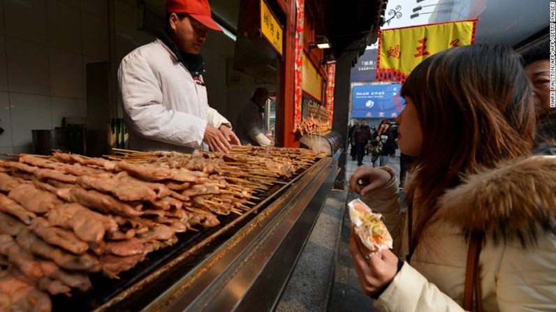 Beijing, China — Las calles Jiumen y Wangfujing en Beijing son dos destinos populares para los turistas que buscan una extravaganza gastronómica en la ciudad. Allí puedes encontrar comidas tan inusuales como caballitos de mar a la brasa o pinchos de escorpión.