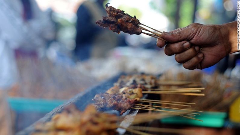 Balí, Indonesia — Los mejores satay de Balí (una especie de brochetas) son marinados en cúrcuma, cocinados a la parrilla sobre brazas y luego recubiertos con una generosa dosis de salsa de maní.