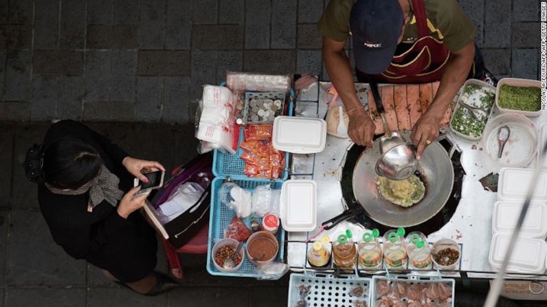 Bangkok, Tailandia — Pocas ciudades pueden competir contra Bangkok cuando se trata de comida callejera de calidad. Fideos picantes, crema de arroz, patas de cerdo tiernas… Puedes comprar todo esto con poco dinero y sin mucha dificultad.