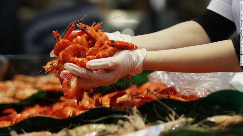 Sidney, Australia — El mercado de pescado de Sidney es un lugar maravilloso para ir por comida de mar fresca. El Peter’s Seafood Cafe prepara sus especialidades marinas en su escaparate.