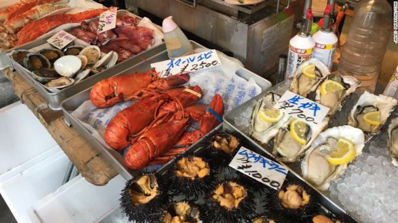 Tokio, Japón — En la ciudad con más restaurantes con estrellas Michelin que cualquier otra ciudad en el mundo, la comida callejera de Tokio –bien sea cruda o cocinada– es difícil de superar.