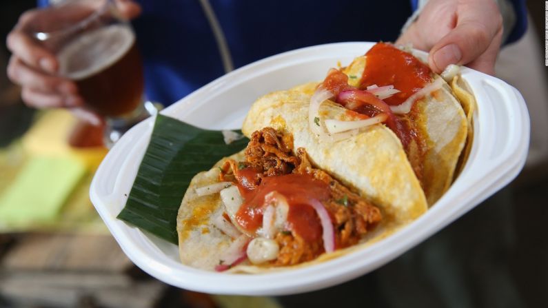 Ciudad de México, México — En la capital mexicana inclusive el puesto de tacos más humilde tiene tortillas frescas y carnes a la parrilla, o tlacoyos —que son más grandes que las tortillas—que tienen habas, queso y una cucharadita de salsa verde.