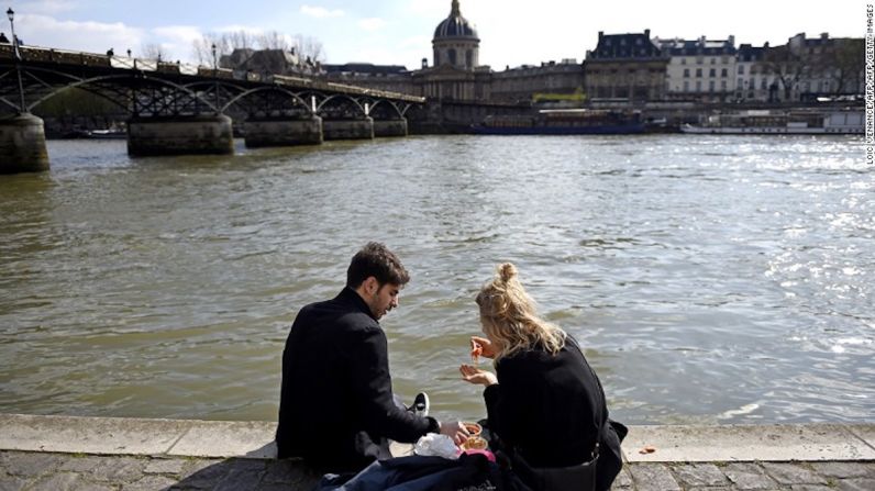 París, Francia — Comida callejera deliciosa y una vista espléndida. Eso es París.