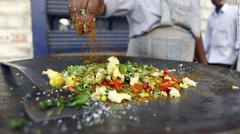 Mumbai, India — Vivir en Mumbai, donde hay una increíble variedad de comida barata en las calles es a la vez tanto una invitación como una amenaza para la figura.