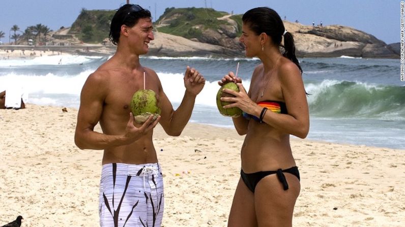 Río de Janeiro, Brasil — El agua de coco y las paletas de jugo de fruta son una de las mejores ideas para comer en las playas de Río de Janeiro.