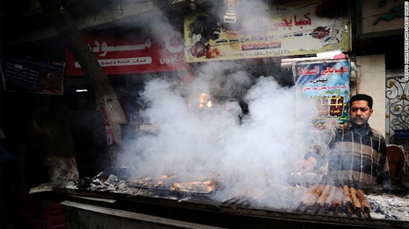 El Cairo, Egipto — Los viajeros pueden explorar un nuevo mundo de ‘snacks’ callejeros en El Cairo, más allá del falafel y el shawarma.