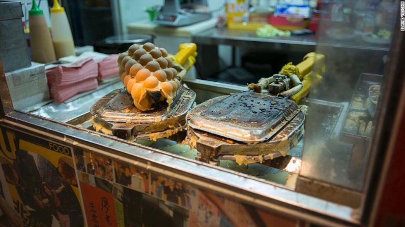 Hong Kong — Sabes que la comida callejera es la ley cuando en esta ciudad cuando la Guía Michelin estrena una sección de comida sobre estos platos informales. Un waffle crocante estilo Hong Kong es uno de los favoritos de la ciudad.