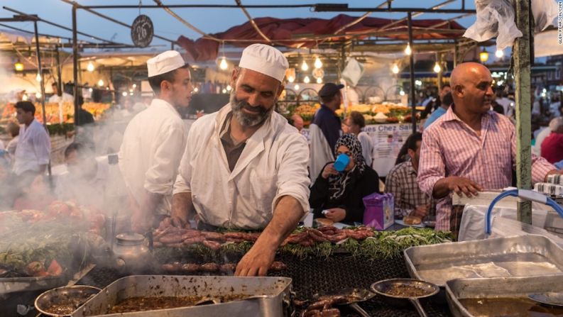 Marrakech, Marruecos — Marrakech es la capital de la comida en Marruecos. Allí podrás encontrar desde kebabs de bazo de camello hasta galletas de ajonjolí fritas.