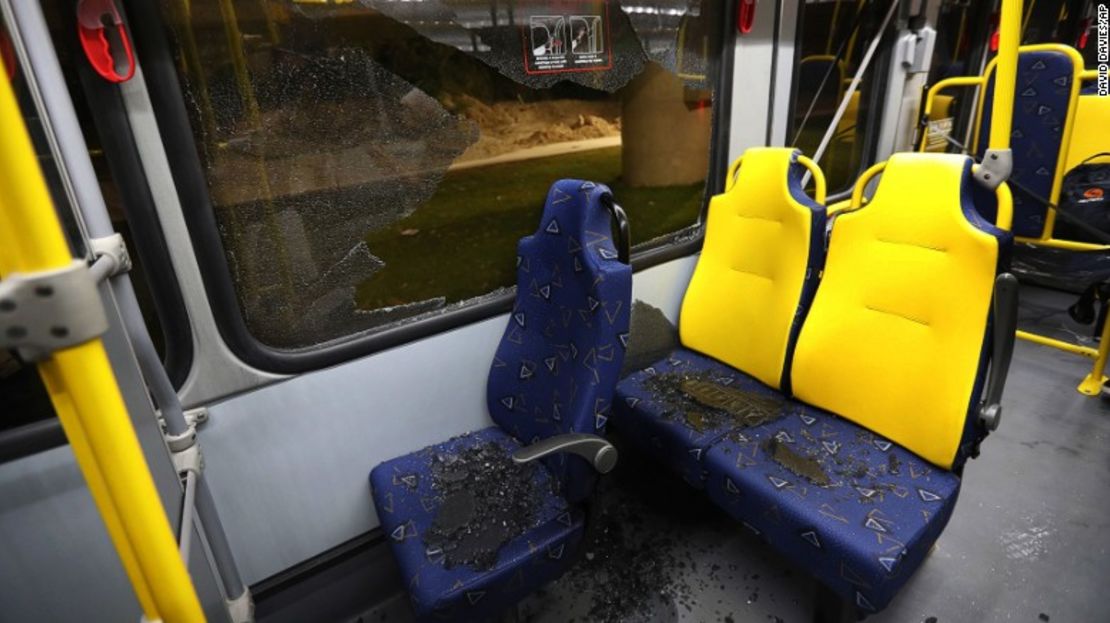 Quedaron vidrios sobre las sillas del bus tras el ataque.