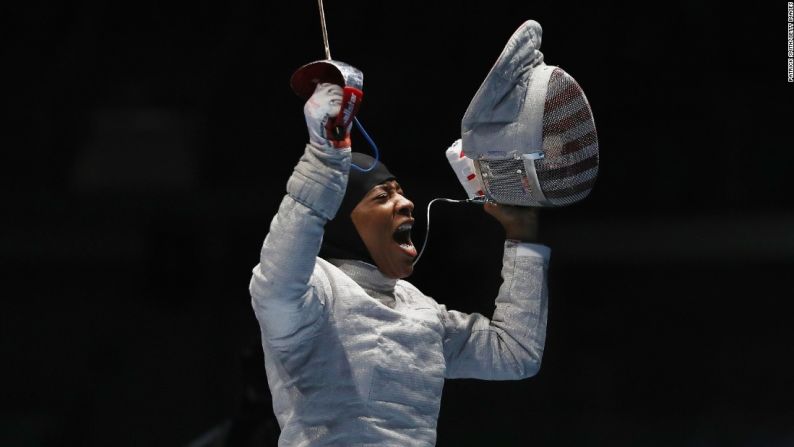 Agosto 8: El estadounidense Ibtihaj Muhammad celebra su victoria sobre Olena Kravatska de Ucrania durante la competencia de sable. La esgrimista se convirtió la primera estadounidense en competir con una hiyab.