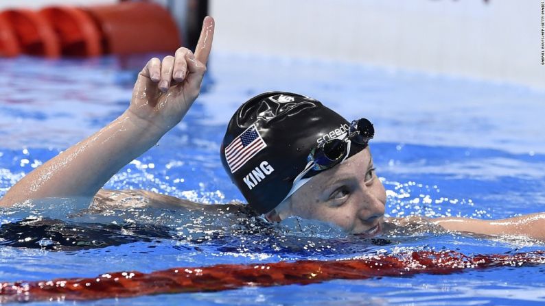 Agosto 7: La estadounidense Lilly King hace el gesto del número 1 tras competir en la semifinal de los 100m pecho. En la final, King derrotó a Yulia Efimova en la que fue una carrera de venganza olímpica.