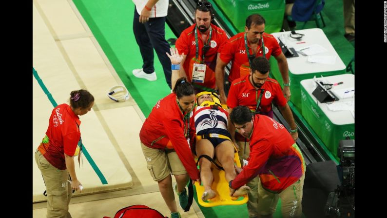 Agosto 6: Samir Ait Said de Francia recibe atención médica después de romperse la pierna al competir en la clasificación gimnasia artística.