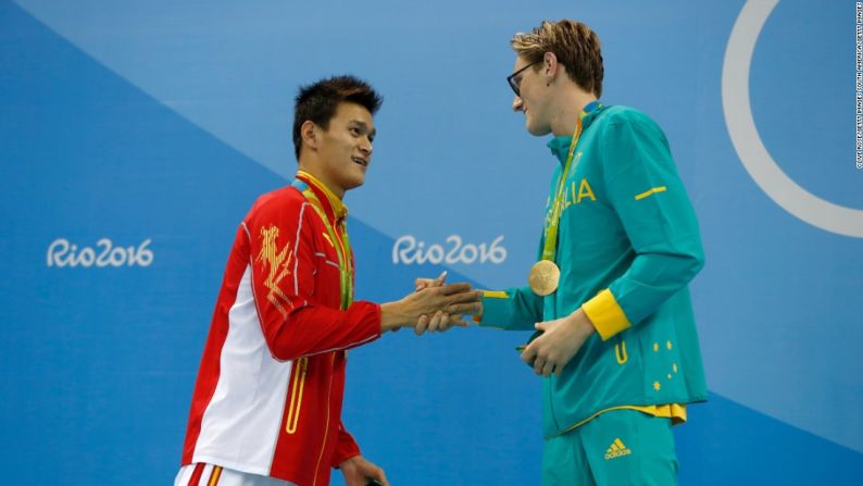 Agosto 6: El medallista de plata Yang Sun de China y el medallista de oro Mack Horton de Australia posan durante la ceremonia de premiación de los 400m estilo libre. El australiano había iniciado una guerra de palabras contra su oponente chino antes de la final: “No tengo tiempo o respeto para quienes hacen trampa con drogas”.