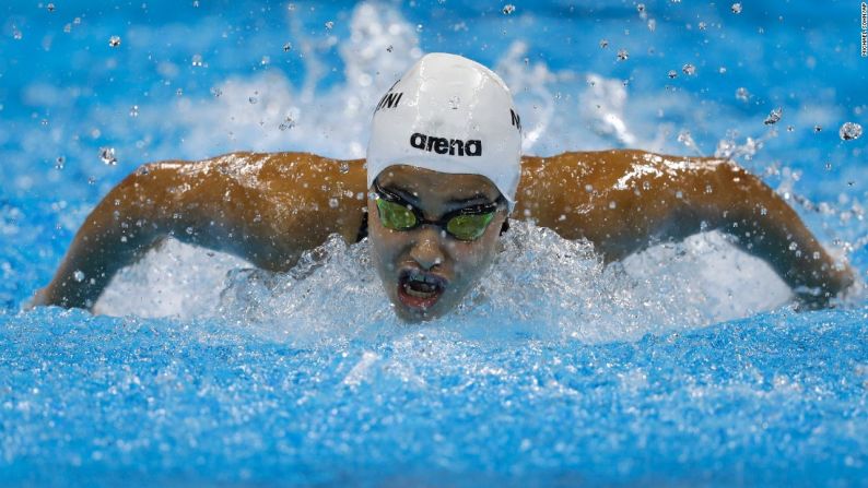 Agosto 6: Yusra Mardini, nadadora de la delegación de refugiados, compite en los 100m mariposa. Como todos los miembros del equipo de refugiados, la historia de Mardini para llegar a Río es memorable.