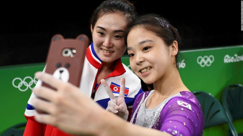 Agosto 4: Las gimnastas Lee Eun-Ju, de Corea del Sur, se toma una selfie con Hong Un Jong de Corea del Norte. Debido a las tensiones políticas entre los dos países, es inusual que norcoreanos y surcoreanos tengan este tipo de gestos.