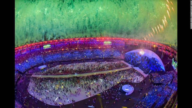 Agosto 5: Fuegos artificiales explotan sobre el estadio Maracaná en Río de Janeiro en la ceremonia inaugural.