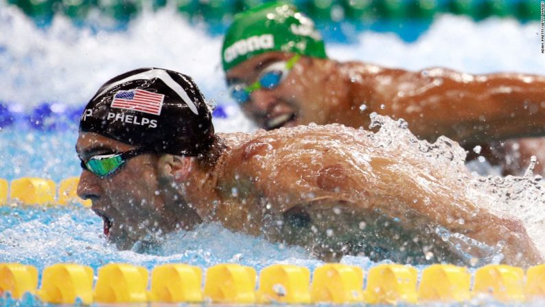 Agosto 9: El sudafricano Chad le Clos observa a Michael Phelps, que lidera la carrera de los 200m mariposa. Antes de la semifinal, un momento de la rivalidad entre ambos se popularizó: Le Clos empezó a hacer 'shadowboxing' mientras Phelps lo miraba con cara de molestia.