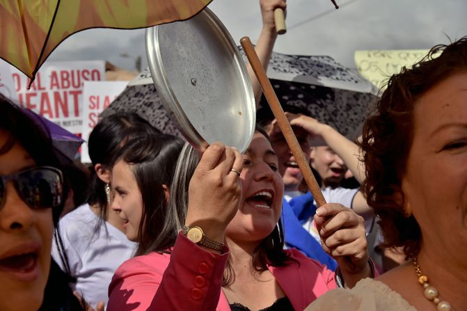 Agrupaciones de padres de familia dicen que esta cartilla del Ministerio pretende interferir con la forma como crían sus hijos.