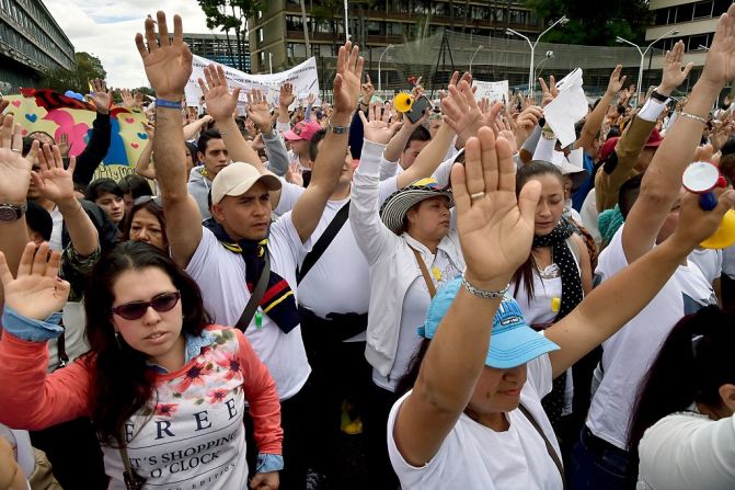 En el manual se describe la "ideología de género" diciendo que "no se nace hombre, ni mujer, sino que se aprende a serlo". Esto, según los católicos y los sectores más conservadores, atenta contra lo dictado por la iglesia.