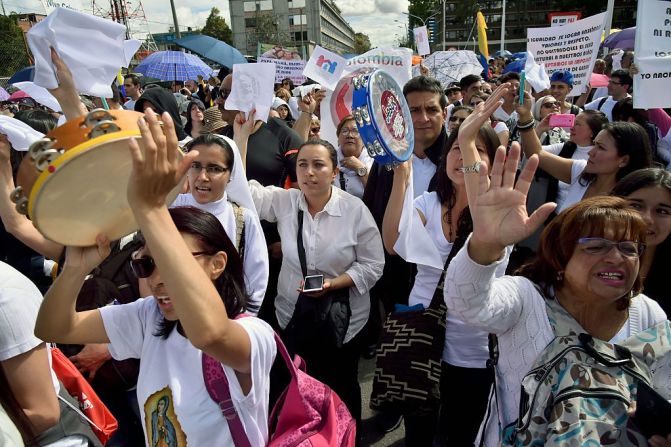 El Ministerio de Educación ha aclarado que las recomendaciones son tan sólo lineamientos y los colegios no están obligados a incluirlos en su manual de convivencia.