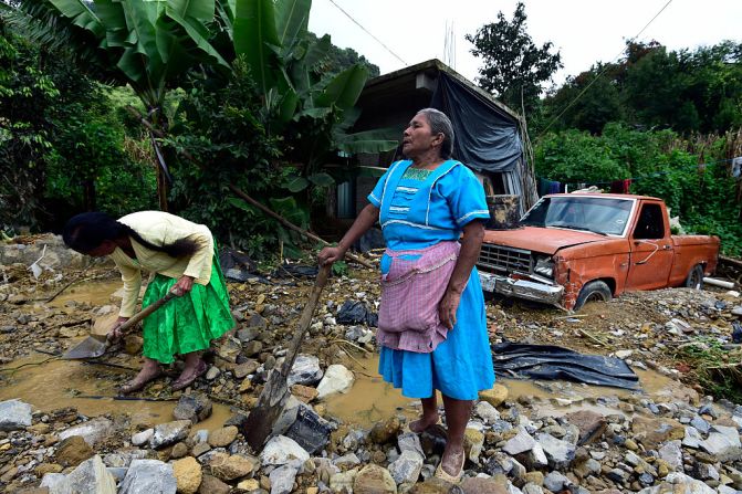 Enriqueta Diaz (d) y Juana Lechuga trabajan con palas en sus tierras tras el deslave que casó la tormenta tropical Earl Puebla fue el estado más afectado. ALFREDO ESTRELLA/AFP/Getty Images)