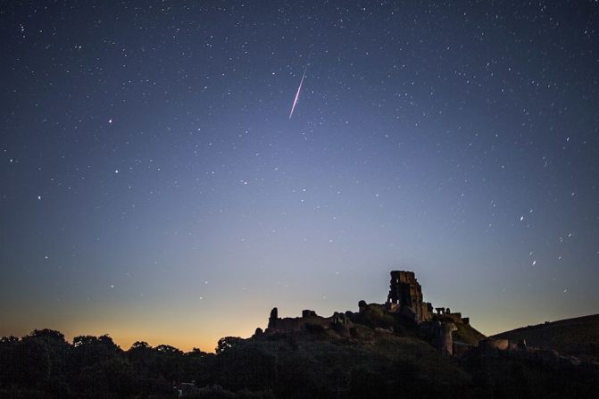 Así se veía el cielo la madrugada de este viernes en Corfe Castle, Reino Unido (Dan Kitwood/Getty Images).