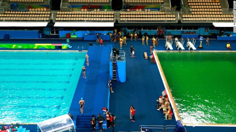 Una verde piscina olímpica — Este martes el agua en la piscina en donde compitieron las deportistas de la competencia femenina de clavado sincronizado en plataforma de 10 metros —llamada oficialmente el pozo de clavados— estaba de color verde oscuro. El comité organizador local aseguró que la coloración del agua se debió a la proliferación de algas causada por el calor y la falta de viento en el lugar. El comité dijo que no había riesgo para los atletas.