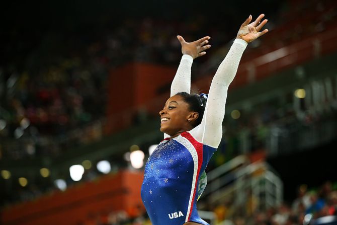 Más oros para EE.UU. — Simone Biles, la pequeña gigante de la gimnasia estadounidense, logró colgarse dos medallas de oro en su primera participación en unos Juegos Olímpicos. Biles ganó medalla de oro en las categorías general individual femenino y general por grupos femenino.