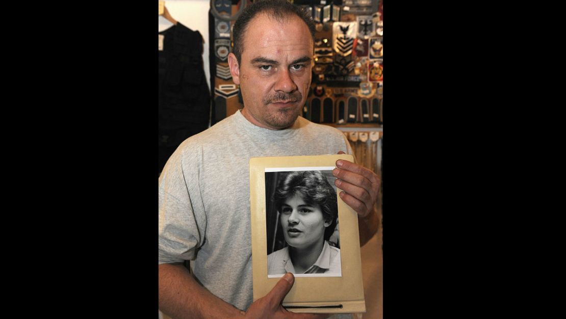 Andreas Krueger sostiene una foto suya de cuando era Heidi Krueger, campeona de lanzamiento de bala en los campeonatos de atletismo de 1986.