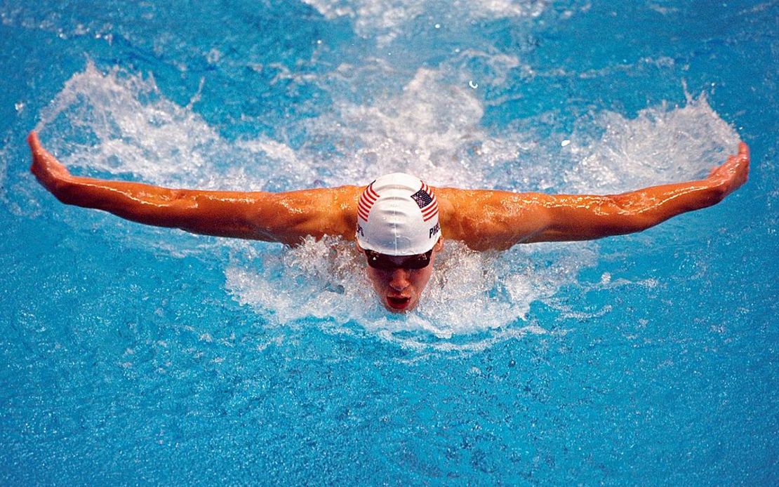 Michael Phelps durante su participación en los 200 metros mariposa en los Olímpicos de Sidney 2000.