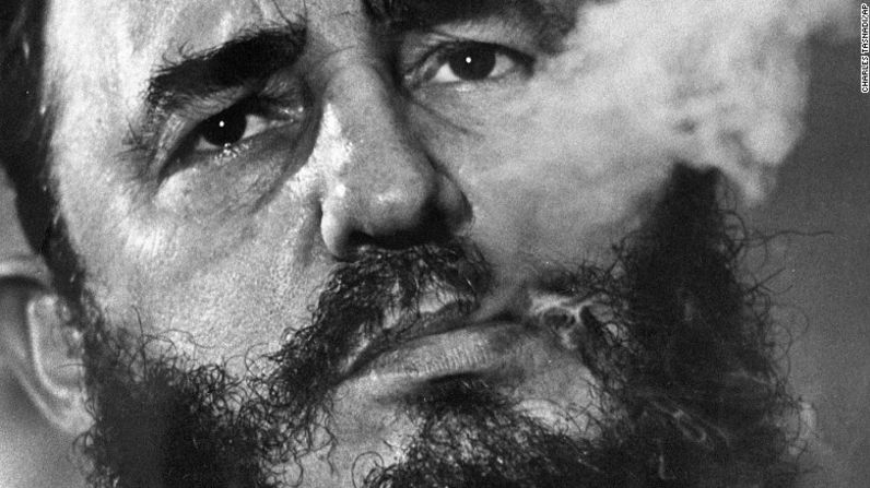 Fidel Castro fuma un cigarro durante una entrevista en marzo de 1985. El líder de la Revolución cubana murió el 25 de noviembre de 2016. Mira la galería para hacer un recorrido por su vida en estas fotos históricas.