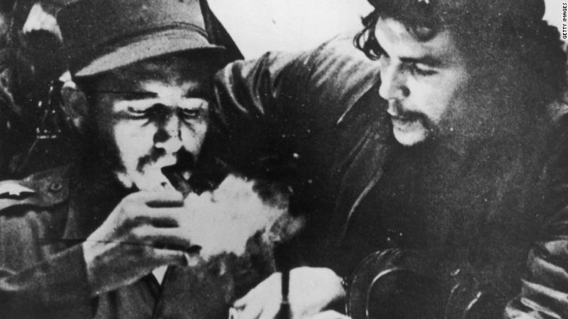 Castro enciende su cigarro junto al Che Guevara durante los primeros días de la campaña de guerrilla en la Sierra Maestra en Cuba. Guevara, Castro y su hermano Raul organizaron un grupo de exiliados cubanos que regresaron a la isla en 1956 y empezaron una guerra de guerrillas contra tropas del gobierno.
