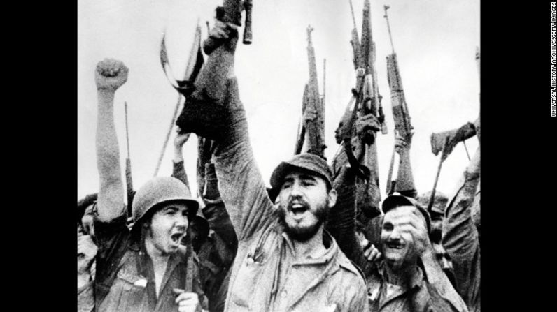 Castro y los revolucionarios sostienen sus rifles en el aire en enero de 1959 después de derrocar a Batista.