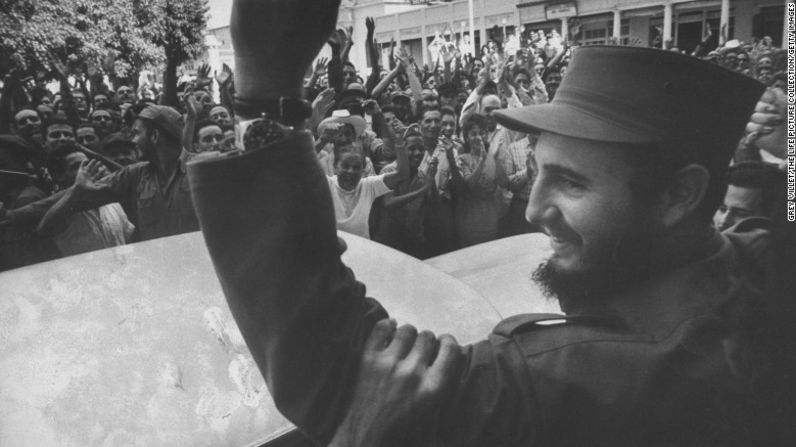 Castro es animado por la multitud en su marcha victoriosa a La Habana.