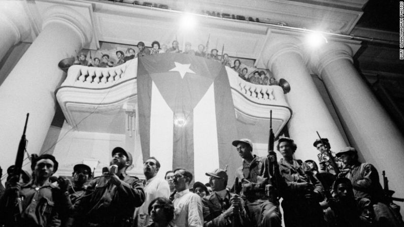 Rodeado de rebeldes que llegaron con él de las montañas, Castro ofreció un discurso que duró toda la noche.