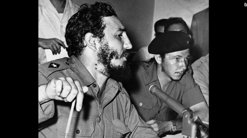 Castro, a la izquierda, se convirtió en el primer ministro de Cuba en febrero de 1959. Su hermano Raul, a la derecha, era comandante de las fuerzas armadas.