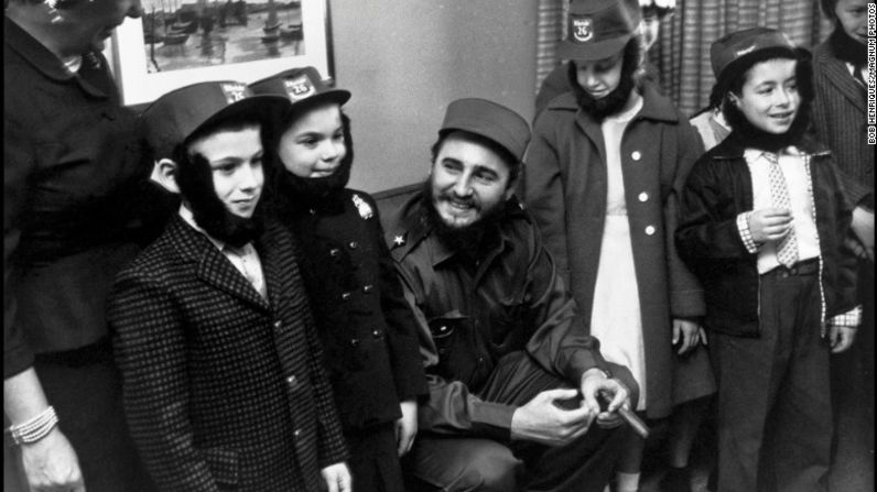 Durante una visita a Nueva York en 1969, Castro pasó un tiempo con un grupo de niños.