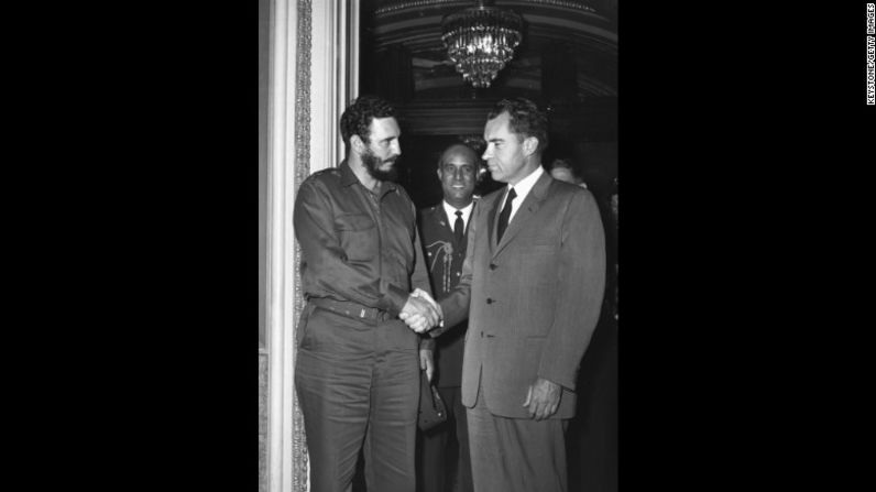 Castro saluda al vicepresidente de EE.UU. Richard Nixon durante una recepción en Washington en 1959.