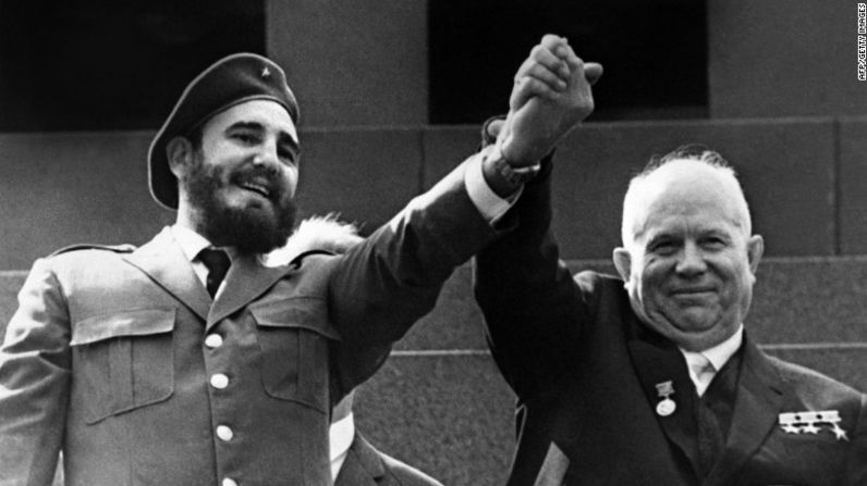 Castro levanta la mano del líder soviético Nikita Khrushchev durante una visita a Moscú en 1963.