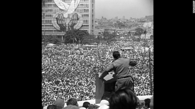 Castro da un discurso frente a miles de cubanos en La Habana en 1968.