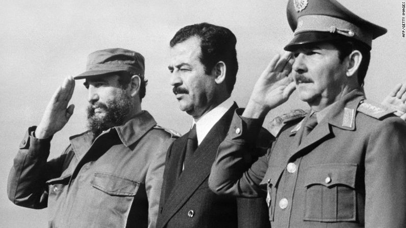 El vicepresidente de Iraq Saddam Hussein (c) en medio de los hermanos Castro durante una visita a Cuba en enero de 1979.