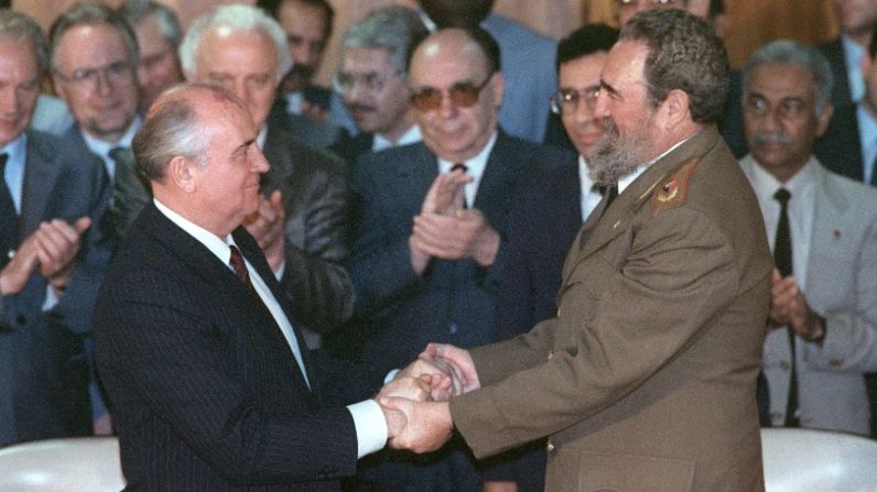 Castro saluda al líder soviético Mikhail Gorbachev en La Habana en abril de 1989.