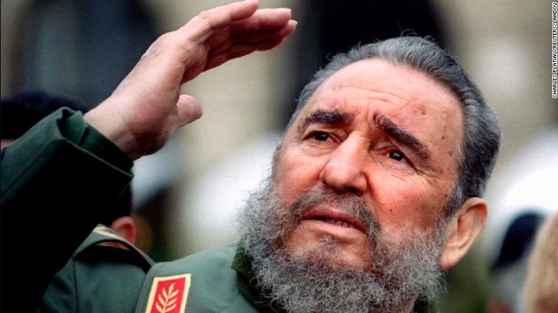 Castro hace un gesto durante en Paris in marzo de 1995.