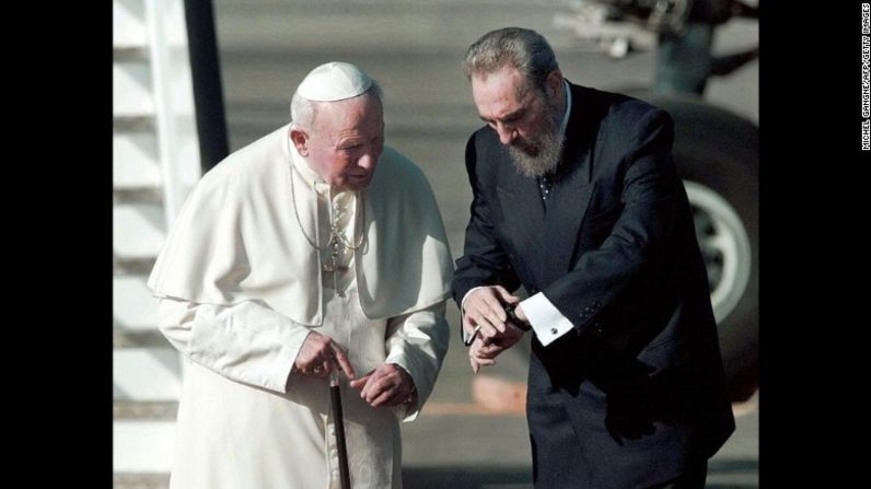 Castro camina con el papa Juan Pablo II en una pista de aeropuerto en La Habana en enero de 1998. Fue la primera vez que un papa visitaba Cuba.
