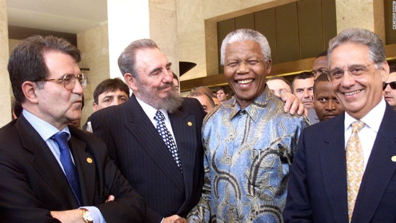 Castro abraza al presidente de Sudáfrica Nelson Mandela en mayo de 1998, cerca del primer ministro de Italia Romano Prodi (i) y el presidente de Brasil Fernando Henrique Cardoso. Estaban en Suiza para una conferencia de la Organización Mundial de Comercio.