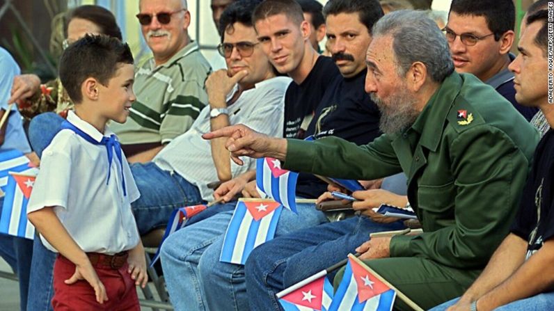 En julio de 2001, Castro habla con Elian Gonzalez, el niño que fue objetivo de una amarga disputa internacional dos años antes.